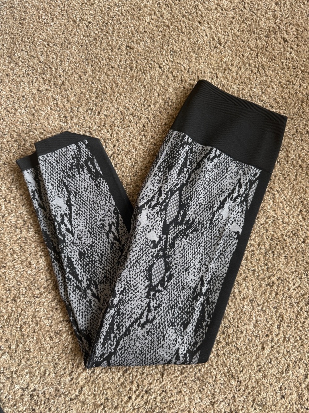 Fabletics Black & Gray Snake-Print Leggings